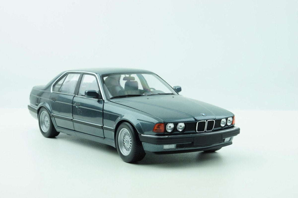 Minichamps BMW 730i (E32) 1986 Grijs 1:18