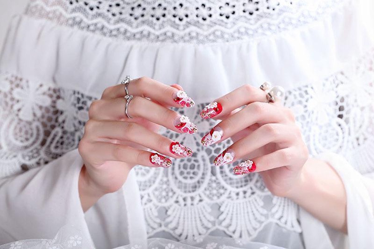 24-delige kunstnagel Art-decoratieset. Rood met florale stijldecoratie. Volledige dekking DIY Kunstnagels. 10 verschillende maten en minimaal 2 stuks per maat 9 varianten