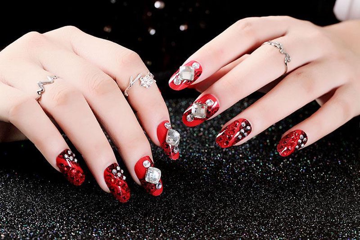 24-delige kunstnagel Art-decoratieset. Rood en zwart met strass steentjes. Volledige dekking DIY Kunstnagels. 10 verschillende maten en minimaal 2 stuks per maat 9 varianten