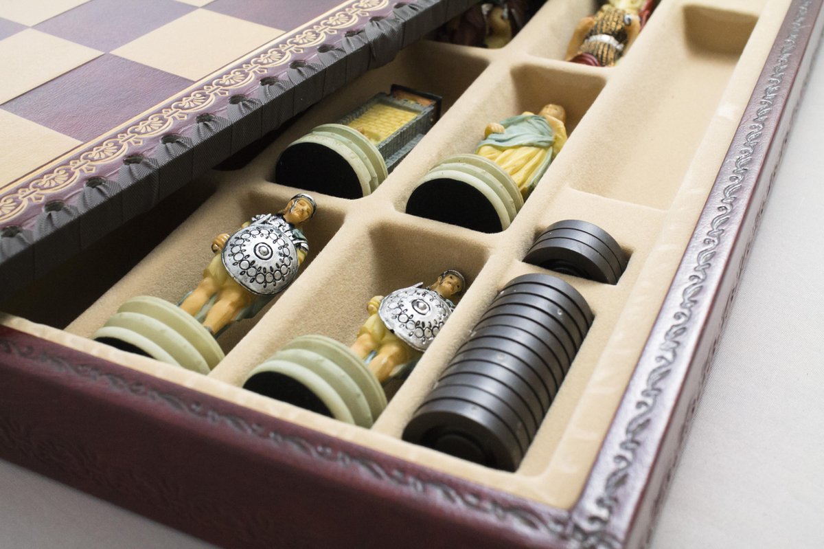 Luxe schaakset - Handbeschilderde Grieken vs Romeinen schaakstukken + rood / goud schaakbord met opbergbox (+ backgammon) - 35 x 35 cm