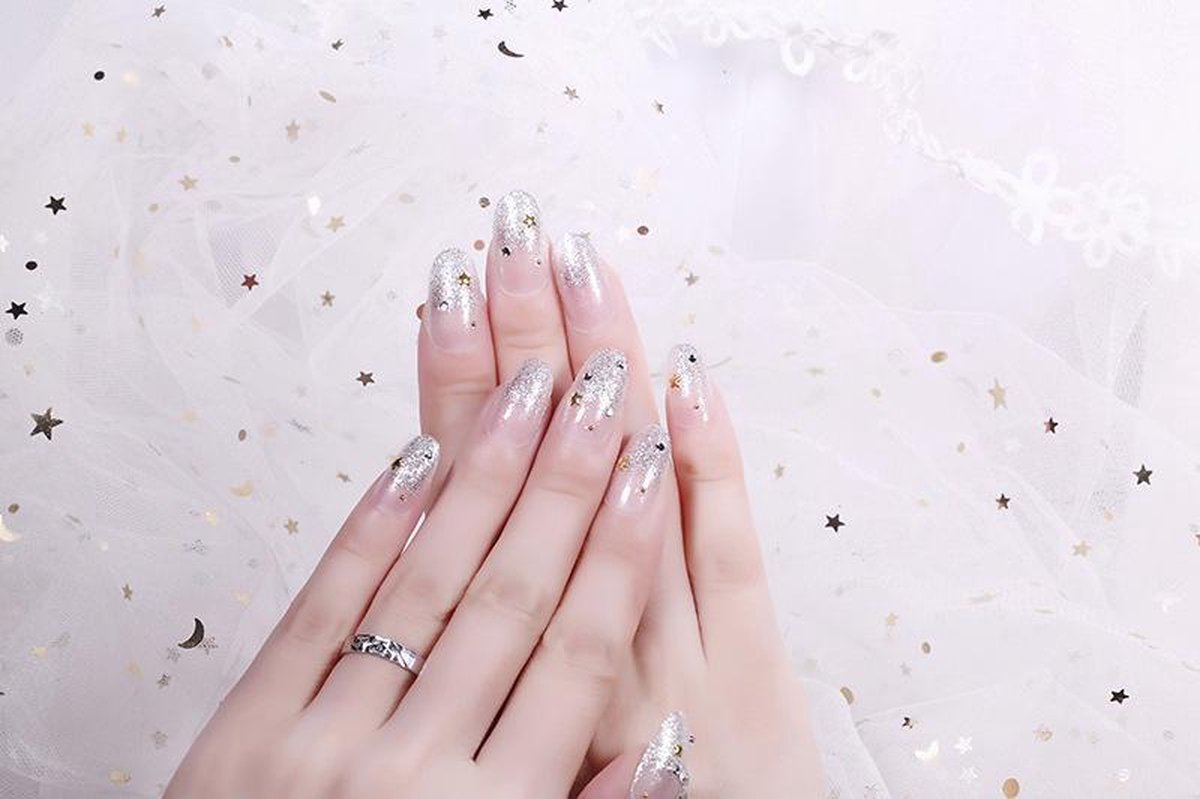 24-delige kunstnagel Art-decoratieset. Halfdoorzichtig met zilver en sterren. Volledige dekking DIY nep nagels. 10 verschillende maten en minimaal 2 stuks per maat 9 varianten