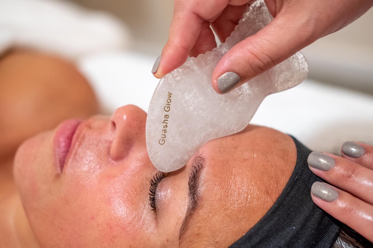 Guasha Rozenkwarts + Face sculpting elixir (vegan) CBD + Beschermend etui |Gezichtsmassage