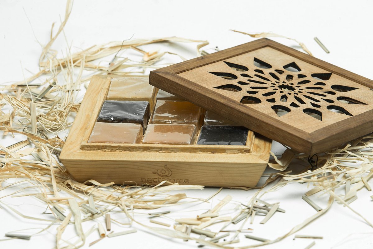 Houten geschenkset met 9 zepen Nectarome