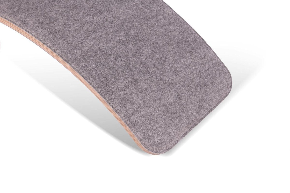 Wobbel pro Baby Muis (licht grijs) - Blank gelakt houten balance board van 90 cm met licht grijs ecovilt