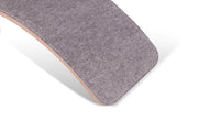 Wobbel pro Baby Muis (licht grijs) - Blank gelakt houten balance board van 90 cm met licht grijs ecovilt
