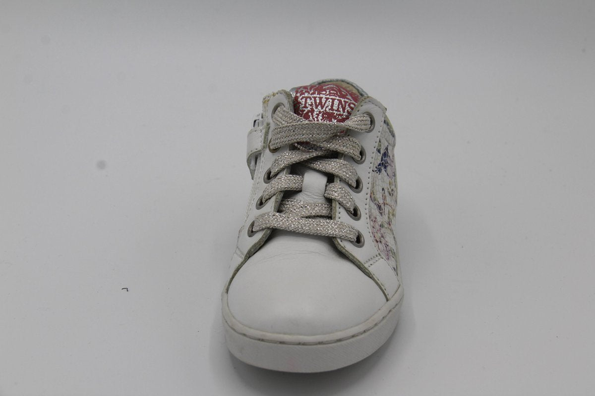 Twins- witte sneaker met bloem motief breedte 3