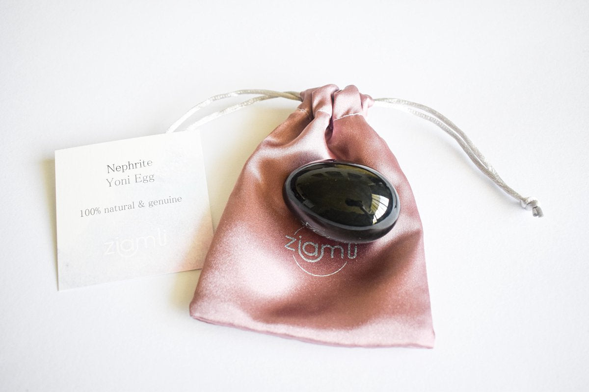Ziamli Yoni egg Nephrite jade - Yoni ei Nefriet jade - L (50*35 mm) - Drilled - GIA gecertificeerd