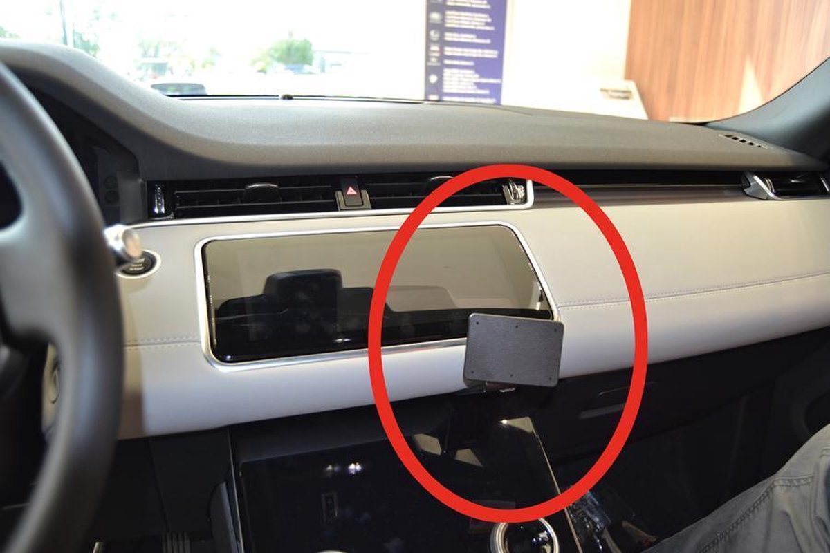 Proclip LR Range Rover Evoque 19- Center ONLY tiltable displ