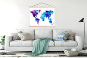 Wereldkaart aquarel blauw lila schoolplaat platte latten blank 150x113 cm - Foto print op textielposter (wanddecoratie woonkamer/slaapkamer)