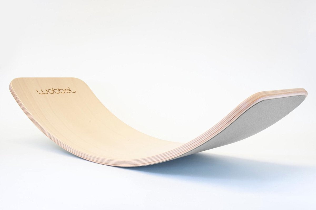 Wobbel Original Baby Muis (licht grijs) - Blank gelakt houten balance board van 90 cm met licht grijs wolvilt