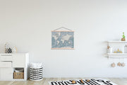 Wereldkaart blauw grijs schoolplaat platte latten blank 40x30 cm - Foto print op textielposter (wanddecoratie woonkamer/slaapkamer)