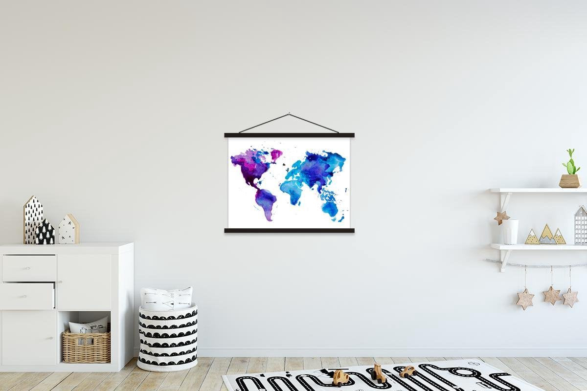 Wereldkaart aquarel blauw lila schoolplaat platte latten zwart 60x45 cm - Foto print op textielposter (wanddecoratie woonkamer/slaapkamer)