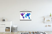 Wereldkaart aquarel blauw lila schoolplaat platte latten zwart 60x45 cm - Foto print op textielposter (wanddecoratie woonkamer/slaapkamer)