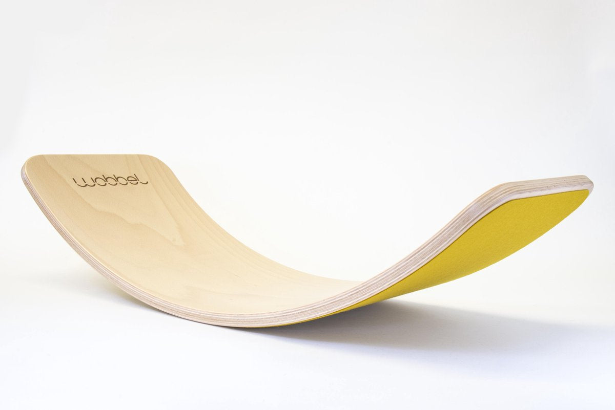 Wobbel Original Mosterd (geel) - Blank gelakt houten balance board van 90 cm met geel wolvilt