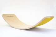 Wobbel Original Mosterd (geel) - Blank gelakt houten balance board van 90 cm met geel wolvilt