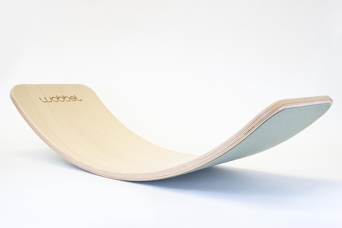 Wobbel Original Bos (groen) - Blank gelakt houten balance board van 90 cm met groen wolvilt