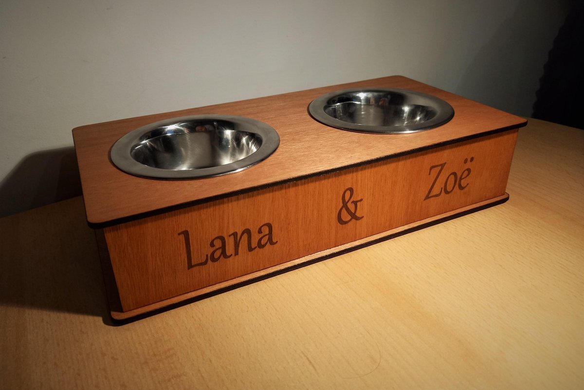 Gepersonaliseerde eet- en drinkbak voor katten en kleine honden -- Art by Cutting Edge Design - Hout Eetbak Voerbak Kattenvoer RVS schaaltje inox kommetje personal pet gift dog cat dierennaam huisdier hondje poes eten drinken bakje voederen korrels