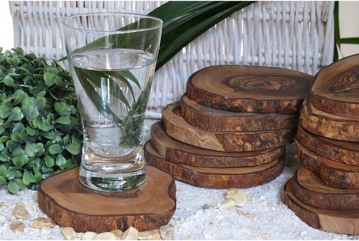 Luxe onderzetters voor glazen -  SET VAN 6 - gemaakt uit olijfhout - cadeautip -   Ø 10 a 12 cm - dikte circa. 1 cm