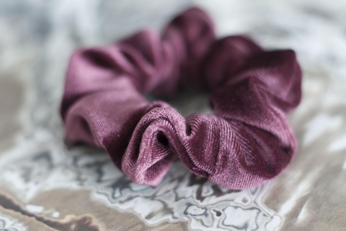 IRSA Scrunchie Velvet Grape Purple - haarwokkel - Haarelastiek - Haaraccessoire (1 stuk)