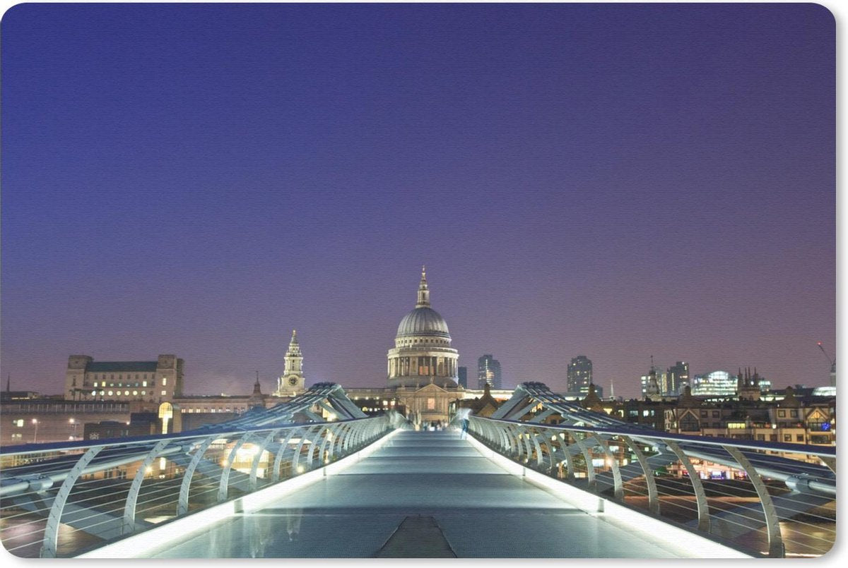 Bureau mat - Paarse lucht boven de verlichte Millennium Bridge richting de St. Paul's Kathedraal - 60x40