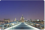 Bureau mat - Paarse lucht boven de verlichte Millennium Bridge richting de St. Paul's Kathedraal - 60x40