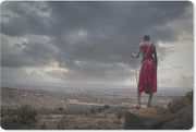 Bureau mat - Inheemse man kijkt uit over de Masai Mara in Afrika - 60x40