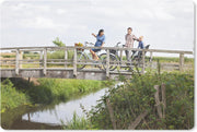 Bureau mat - Familie fietst over een houten brug - 60x40