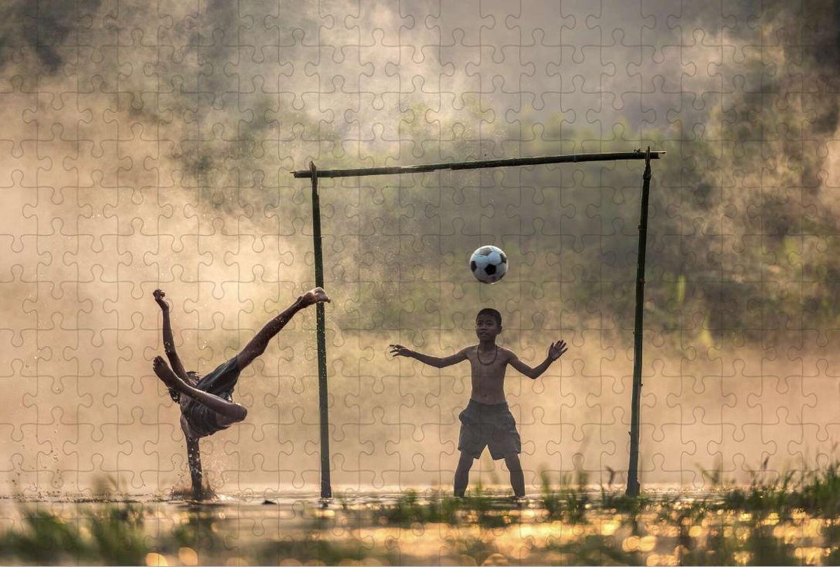 Voetballende Kinderen in Thailand - Legpuzzel 252 Stukjes | Azië - Kinderen - Voetbal