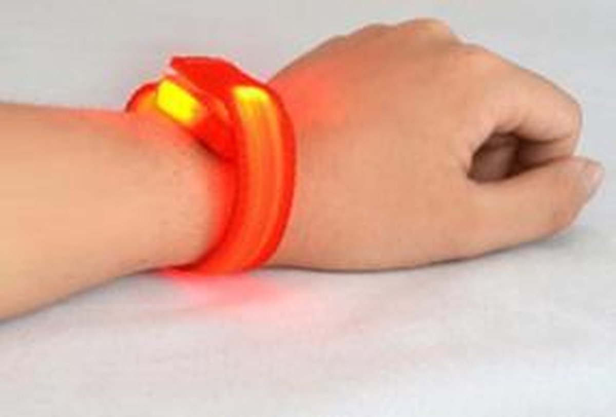 Fel rode sport armband met LED verlichting - Ideaal voor buiten - Inclusief batterijen - Veiligheidsband - Lichtgevende sportarmband - 3 standen - Waterproof - Reflecterende hardloop verlichting