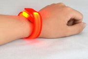 Fel rode sport armband met LED verlichting - Ideaal voor buiten - Inclusief batterijen - Veiligheidsband - Lichtgevende sportarmband - 3 standen - Waterproof - Reflecterende hardloop verlichting