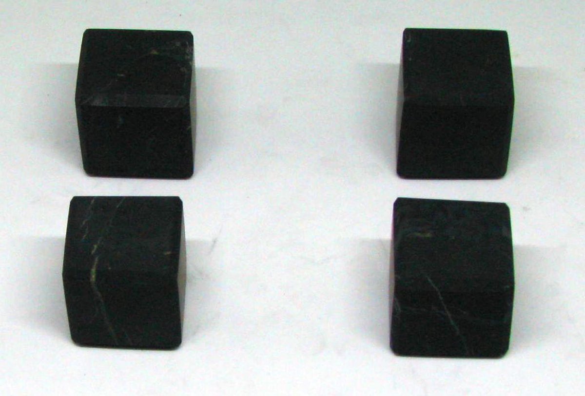 Set 4 ongepolijste shungiet kubussen 35 mm (audiovoetjes)
