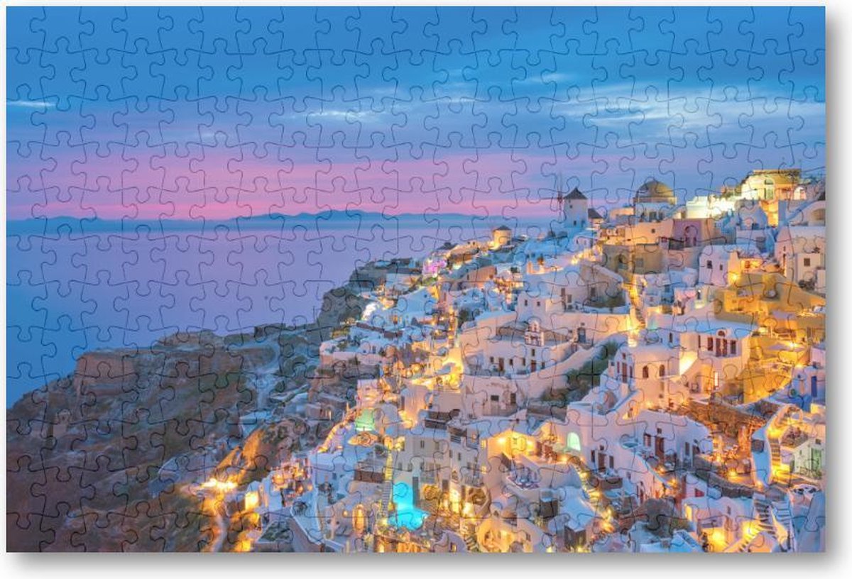 Oia met traditionele witte huizen en windmolens op het eiland Santorini