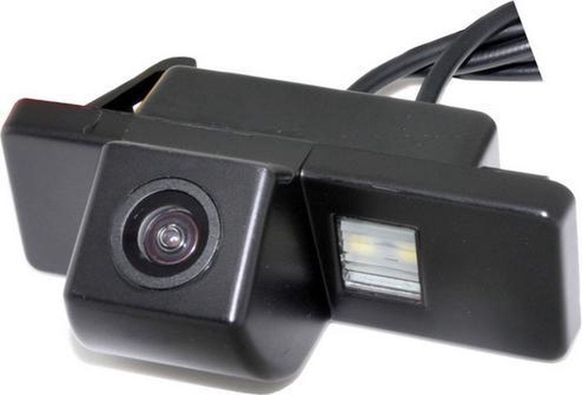 Achteruitrijcamera op plek van kentekenverlichting (zonder display) / 658x462 pixels / Kleur
