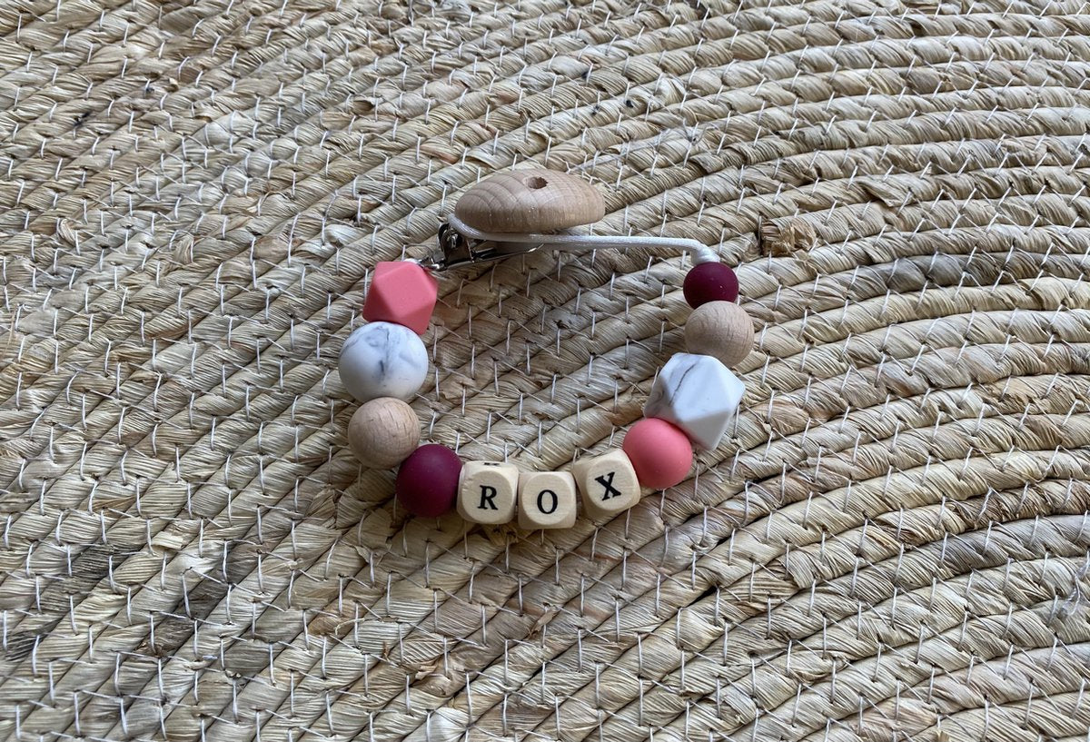 SIIDDS Gepersonaliseerd speenkoord - speenkoord met naam - wijnrood - marmer - flamingo roze - baby - peuter - voor onderweg - hout/siliconen - persoonlijk kraamcadeau - babyshower