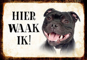 Wandbord - 20x30 - Hier Waak Ik - Stafford Shire Bull Terrier