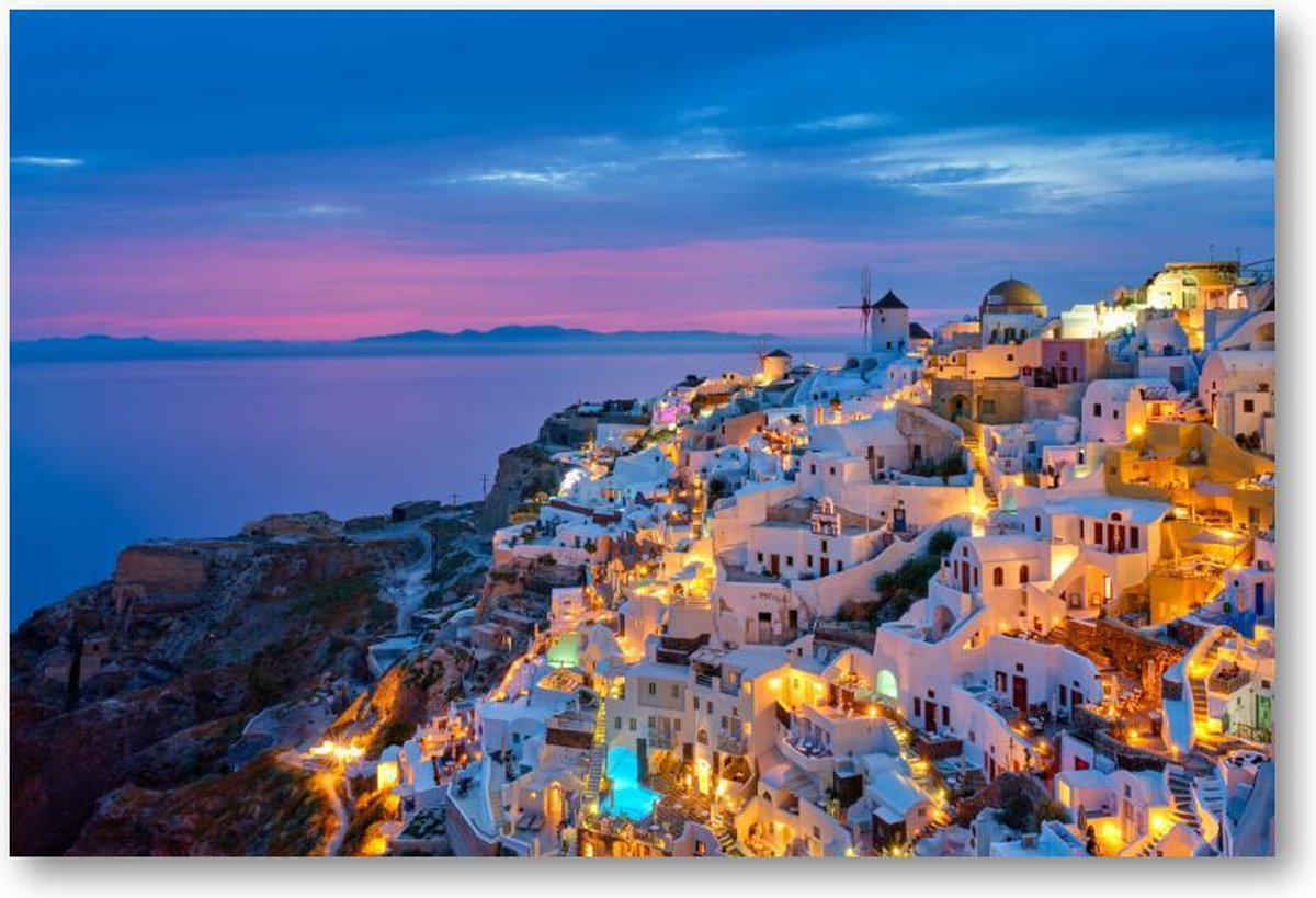 Oia met traditionele witte huizen en windmolens op het eiland Santorini