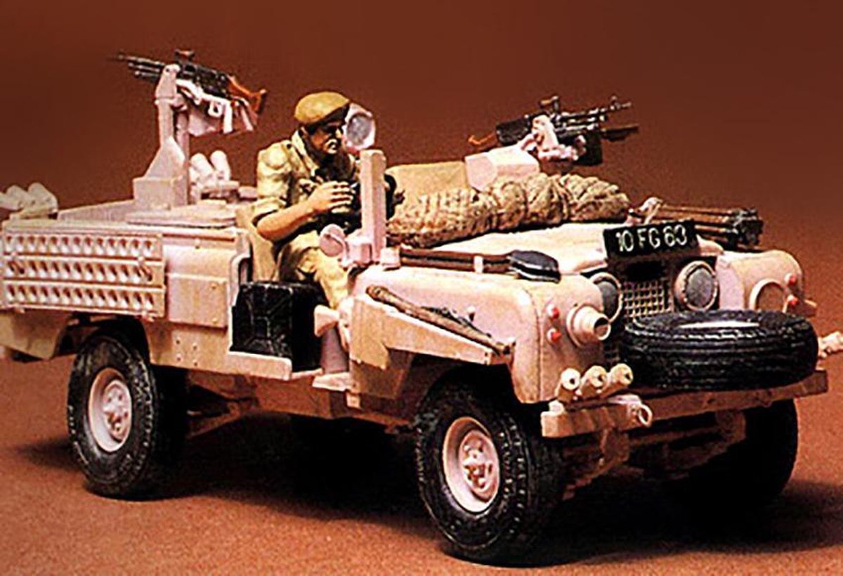 Tamiya British SAS Land Rover Pink Panther + Ammo by Mig lijm