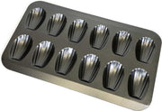 Krumble Madeleine bakvorm - Geschikt voor 12 schelpvormige cakejes of madeleines - Afmeting van de madeleine is 7.5 x 5 cm - Grijs