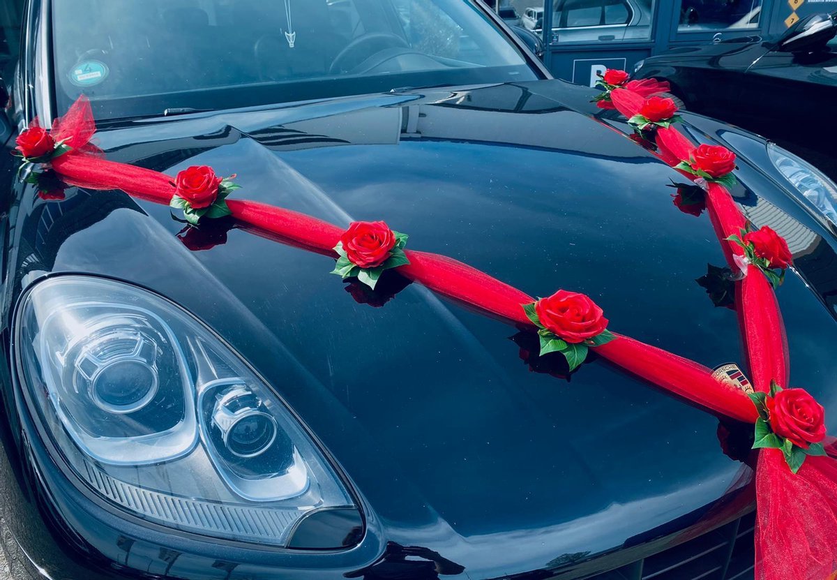 Autodeco.nl - LUNA Auto Versiering Bruiloft - Trouwauto Decoratie - Autodecoratie - Rode Rozen & Tule - Motorkap Versiering - Autobloemstuk Bruiloft - Bloemen op de Auto - Bloemen op de Motorkap - Rood Lint met 9 Rozen - Autolinten met Rozen Rood