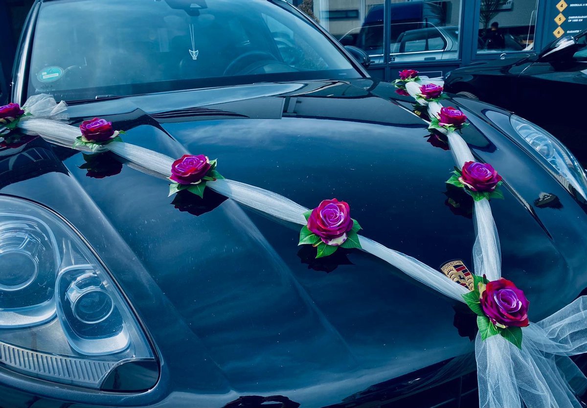 Autodeco.nl - MELANIA Auto Versiering Bruiloft - Trouwauto Decoratie - Autodecoratie - Rozen & Tule - Motorkap Versiering - Autobloemstuk Bruiloft - Bloemen op de Auto - Bloemen op de Motorkap - Tule Lint met 9 Rozen - Autolinten met Rozen