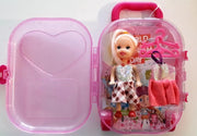 Kleine modepop in Trolley
