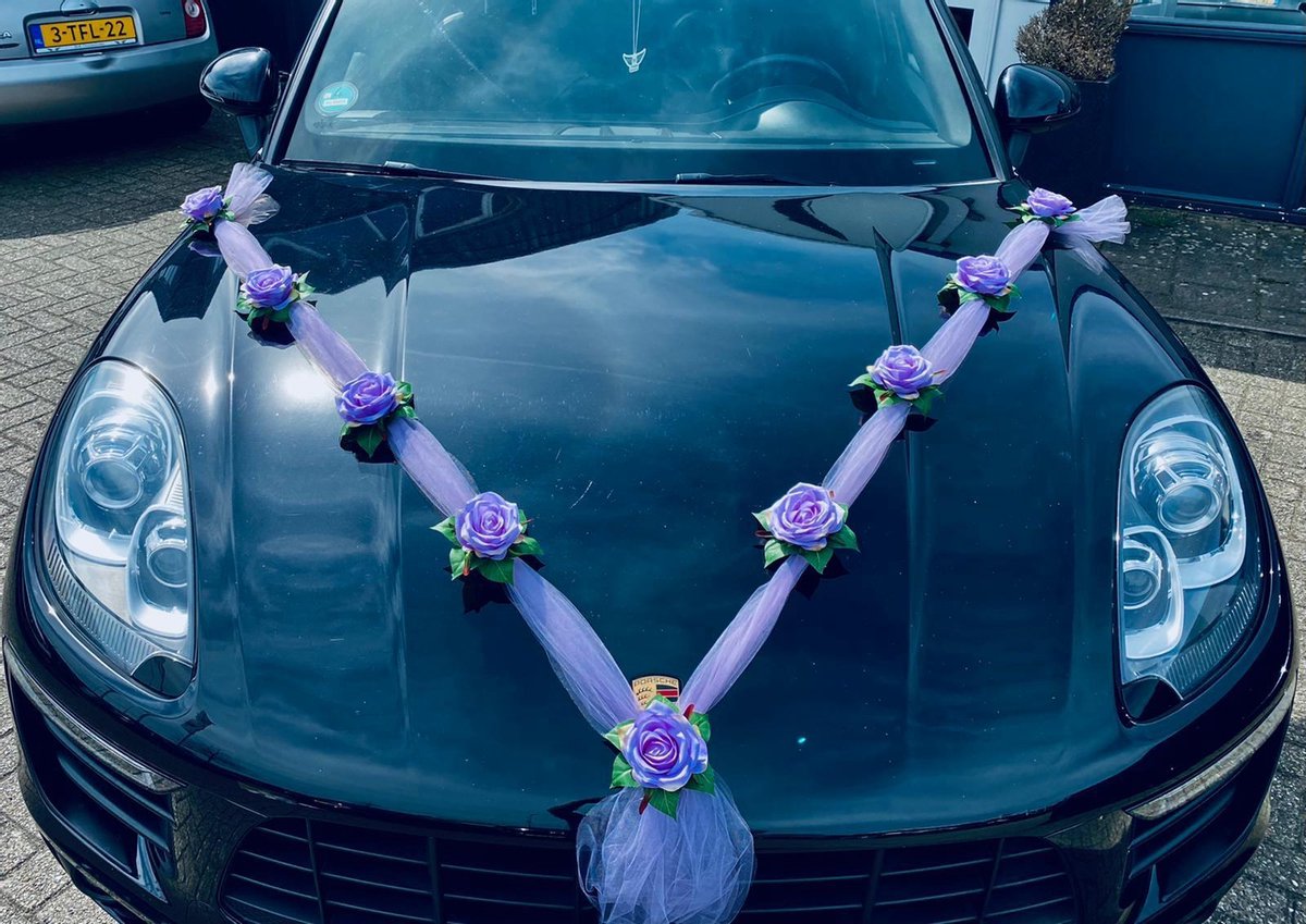 Autodeco.nl -ALEXA Auto Versiering Bruiloft - Trouwauto Decoratie Wit Lint- Autodecoratie - Lila Rozen & Tule - Motorkap Versiering - Autobloemstuk Bruiloft - Bloemen op de Auto - Bloemen op de Motorkap - Tule Lint met 9 Rozen - Autolinten met Rozen