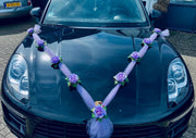 Autodeco.nl -ALEXA Auto Versiering Bruiloft - Trouwauto Decoratie Wit Lint- Autodecoratie - Lila Rozen & Tule - Motorkap Versiering - Autobloemstuk Bruiloft - Bloemen op de Auto - Bloemen op de Motorkap - Tule Lint met 9 Rozen - Autolinten met Rozen