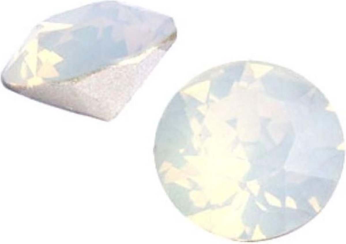 Swarovski ss29 (6 mm) White Opal