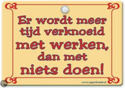 Metal Slogan - Spreukenbord - Tekst Bord - Er wordt meer tijd verknoeid met werken