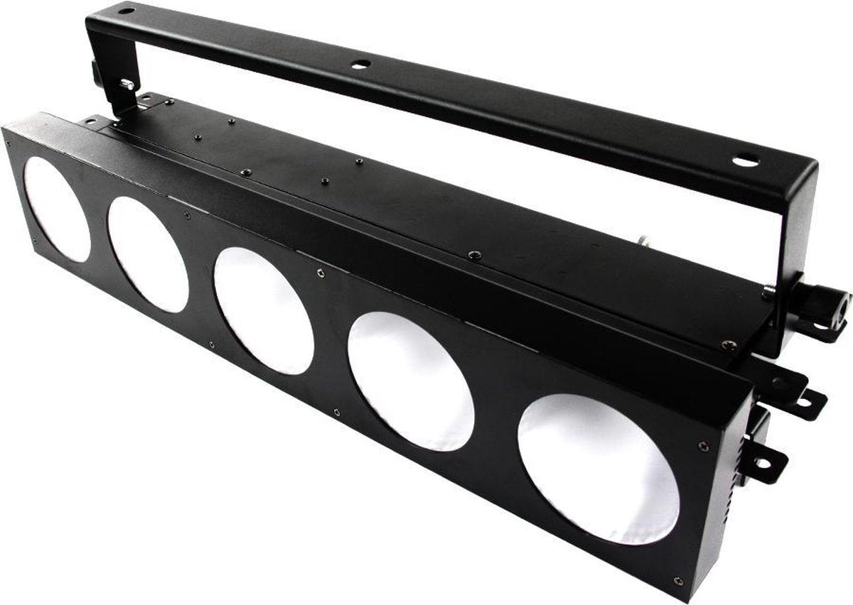 De Ayra Intenz CB150 is een 5x 30 Watts Matrix Bar. De COB RGB LEDs zijn individueel aan te sturen via (maximaal) 18 DMX-kanalen. Zowel horizontaal als verticaal en met meerdere units zijn imposante effecten mogelijk.