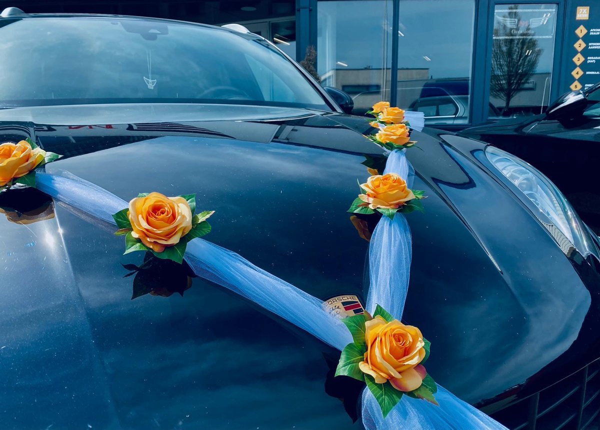 Autodeco.nl -EVITA Auto Versiering Bruiloft - Trouwauto Decoratie - Autodecoratie - Oranje Rozen & Tule - Motorkap Versiering - Autobloemstuk Bruiloft - Bloemen op de Auto - Bloemen op de Motorkap - Tule Lint met 9 Rozen - Autolinten met Rozen Oranje