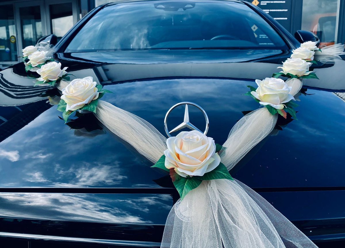 Autodeco.nl -  NEVA Auto Versiering Bruiloft - Trouwauto Decoratie Champagne Kleur Lint met 9 Rozen - Autodecoratie - Champagne Kleur Rozen & Tule - Motorkap Versiering - Autobloemstuk Bruiloft - Bloemen op de Auto - Trouwerij/ Huwelijk/ Bruiloft