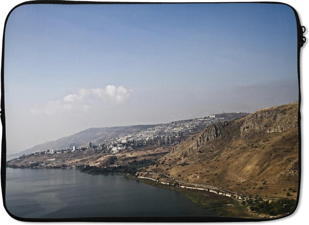 Laptophoes 14 inch 36x26 cm - Meer van Galilea - Macbook & Laptop sleeve De kust van het Meer van Tiberias in het Aziatische Israël - Laptop hoes met foto