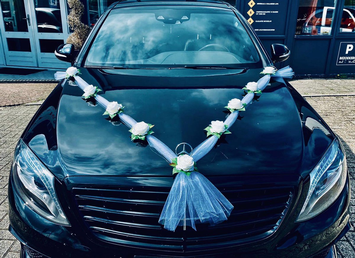Autodeco.nl - ELOISA Auto Versiering Bruiloft - Trouwauto Decoratie Wit Lint met 9 Rozen - Autodecoratie - Witte Rozen & Tule - Motorkap Versiering - Autobloemstuk Bruiloft - Bloemen op de Auto - Bloemen op de Motorkap- Trouwerij/ Huwelijk/ Bruiloft